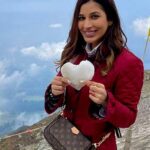 Sophie Choudry Instagram - Cold hands, warm heart🥶❤️ #kashmir #gulmarg #snow #ice #heart #coldheart #nature #mountains #dilkokaraaraaya #nofilterneeded #reels #trending #sophiechoudry P.s Thanku my crazy Sohail for making me the perfect ❤️🥰