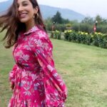 Sophie Choudry Instagram - Go where you feel most alive❤️ #kashmir #srinagar #mountains #nature #nofilterneeded #grateful #positivevibesonly #wanderlust #sophiechoudry #reels #mastmagan #reelitfeelit Outfit @ridhimehraofficial Styling @dipublicrelations