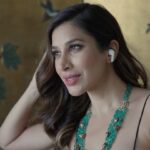 Sophie Choudry Instagram - Get yourself ready this Festival season with the all-new #LGTONEFree UV Earbuds, available now with a customised Ganesha case. Its India's 1st 99.9% bacteria-free UV Earbuds! They keep me safe & make everything sound great 🎵 @lg_tonefree #ad #ganeshaearbuds #meridiansound #uvnano #bacteriafree #paidpartnership HMU @ambereenyusuf Outfit @houseofhiya Necklace @karishma.joolry Styling @dipublicrelations