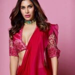 Sophie Choudry Instagram - “Alexa play Desi Girl…”🎵😉 📸 @shrutitejwaniphotography HMU @ambereenyusuf Outfit: @ridhimehraofficial Jewellery: @karishma.joolry Styling: @dipublicrelations #sarilove #prettyinpink #hotpink #sari #desigirl #eventdiaries #tuesdayvibes #sophiechoudry