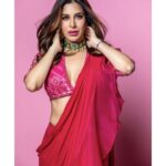 Sophie Choudry Instagram - Alexa…play Desi Girl…” 🎵😉 📸 @shrutitejwaniphotography HMU @ambereenyusuf Outfit: @ridhimehraofficial Jewellery: @karishma.joolry Styling: @dipublicrelations #sarilove #prettyinpink #hotpink #sari #desigirl #eventdiaries #tuesdayvibes #sophiechoudry