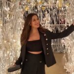 Sophie Choudry Instagram – Walking into Xmas week like✨ 

#xmasonreels #hawameinudatijaaye #trendingsongs #reelitfeelit #xmas #xmasvibes #christmasdecor #sophiechoudry #ootn