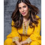 Sophie Choudry Instagram – Yellow…The colour of Hope & happiness! Happy Ganesh Chathurthi everyone💛

📸 @shrutitejwaniphotography 
HMU: @ambereenyusuf 
Outfit: @sanabarrejaofficial
Jewellery: @karishma.joolry
Styling: @dipublicrelations

#ganpati #ganeshchaturthi #yellow #likesunshine #desigirl #positivevibesonly #happiness #sophiechoudry