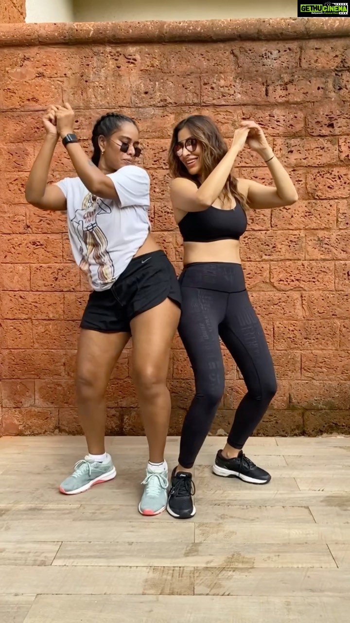 Sophie Choudry Instagram - When the hips don’t lie😜 #touchitchallenge #touchit #werk #postworkoutfeels #reels #trending #reelitfeelit #sophiechoudry Fab dancing & acting by Tina DOP extraordinaire @ambereenyusuf 😂🙈