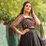 Sreemukhi Instagram - Comedy Stars ✨ Outfit @divya_varun_official Earrings @aadyaah PC @chinthuu_klicks Make up- Ramu Garu Hair @praneetha_beautymakeover #sreemukhi #comedystars