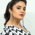 Sreemukhi Instagram – Comedy Stars ✨ 

Outfit @veena_vatticuti 
Styled @greeshma_krishna.k 
Earrings @pretty.jewelbox 
PC @chinthuu_klicks 
Make up @nookesh.malla 
Hair @praneetha_beautymakeover 

#styledbygkk #sreemukhi