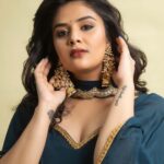 Sreemukhi Instagram - For a recent appearance! 🖤 Outfit @navya.marouthu PC @chinthuu_klicks Make up @nookesh.malla Hair @praneetha_beautymakeover #sreemukhi