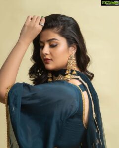 Sreemukhi Instagram - For a recent appearance! 🖤 Outfit @navya.marouthu PC @chinthuu_klicks Make up @nookesh.malla Hair @praneetha_beautymakeover #sreemukhi