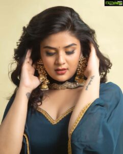 Sreemukhi Instagram - For a recent appearance! 🖤 Outfit @navya.marouthu PC @chinthuu_klicks Make up @nookesh.malla Hair @praneetha_beautymakeover #sreemukhi