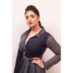 Sreemukhi Instagram – For “Introducing Pushpa Raj” event last night! 🖤 @youwemedia 🖤

Outfit @rekhas_couture 
Styling @kirthana_sunil 
PC @chinthuu_klicks 
Makeup @nookesh.malla 
Hair @gopi_bridal_makeovers 

#sreemukhi #pushpa #pushparaj #aboutlastnight