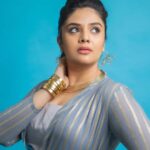 Sreemukhi Instagram - Comedy Stars ✨ Outfit @navya.marouthu Jewellery @aadyaah PC @chinthuu_klicks Make up @nookesh.malla Hair @praneetha_beautymakeover #comedystars #sreemukhi