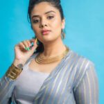 Sreemukhi Instagram - Comedy Stars ✨ Outfit @navya.marouthu Jewellery @aadyaah PC @chinthuu_klicks Make up @nookesh.malla Hair @praneetha_beautymakeover #comedystars #sreemukhi