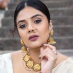 Sreemukhi Instagram – “Karthikamasamlo Vanabhojanala sandadi”

Outfit @kavithamuratee_the_label
Styling @greeshma_krishna.k 
Neck piece & Earrings @pretty.jewelbox 
Waist belt @antiquelotuss 
Bangles & nose pin @lotus_silver_jewellery 
PC @chinthuu_klicks 
Make up @nookesh.malla 
Hair @gopi_bridal_makeovers 

#sreemukhi