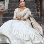 Sreemukhi Instagram – “Karthikamasamlo Vanabhojanala sandadi”

Outfit @kavithamuratee_the_label
Styling @greeshma_krishna.k 
Neck piece & Earrings @pretty.jewelbox 
Waist belt @antiquelotuss 
Bangles & nose pin @lotus_silver_jewellery 
PC @chinthuu_klicks 
Make up @nookesh.malla 
Hair @gopi_bridal_makeovers 

#sreemukhi