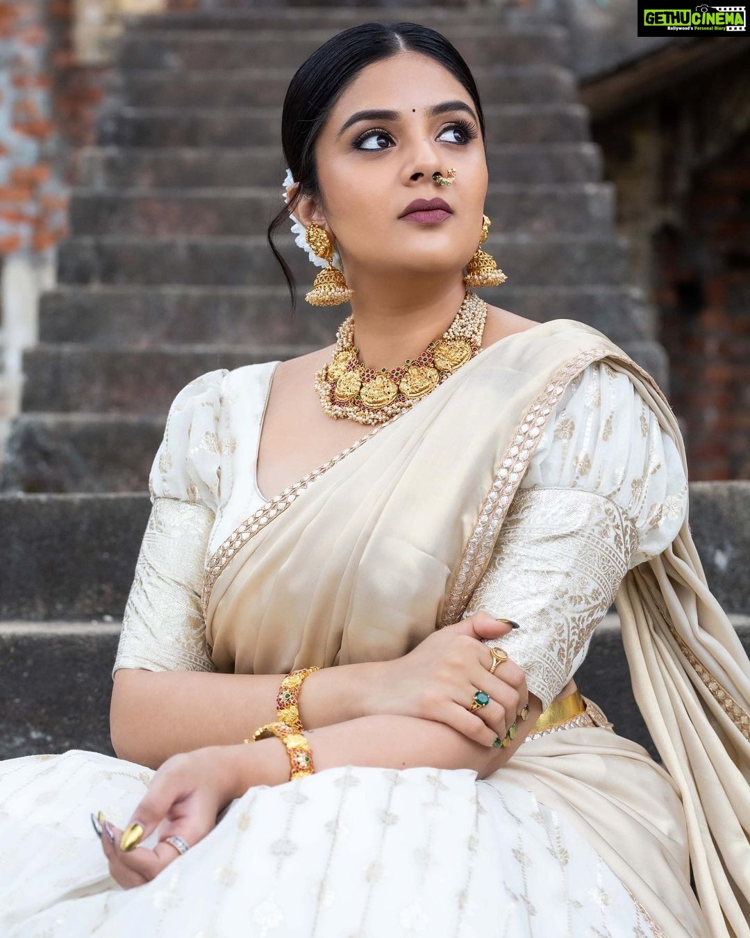 Sreemukhi Instagram - “Karthikamasamlo Vanabhojanala sandadi” Outfit @kavithamuratee_the_label Styling @greeshma_krishna.k Neck piece & Earrings @pretty.jewelbox Waist belt @antiquelotuss Bangles & nose pin @lotus_silver_jewellery PC @chinthuu_klicks Make up @nookesh.malla Hair @gopi_bridal_makeovers #sreemukhi