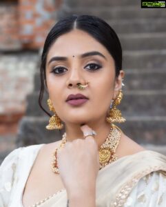 Sreemukhi Instagram - “Karthikamasamlo Vanabhojanala sandadi” Outfit @kavithamuratee_the_label Styling @greeshma_krishna.k Neck piece & Earrings @pretty.jewelbox Waist belt @antiquelotuss Bangles & nose pin @lotus_silver_jewellery PC @chinthuu_klicks Make up @nookesh.malla Hair @gopi_bridal_makeovers #sreemukhi
