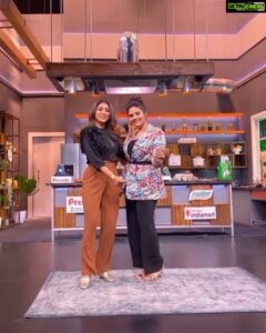Sreemukhi Instagram - Chef Mantra ✨ With this beautiful woman @shriya_saran1109 🥰❤️ Premiering now on @ahavideoin 🧑‍🍳 #sreemukhi #ChefMantraonAHA