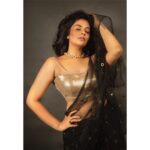 Sreemukhi Instagram - Black n Gold! 🖤 Outfit @rekhas_couture Styling @kirthana_sunil PC @chinthuu_klicks Jewellery @aadyaah Make up @nookesh.malla Hair- Shiva #sreemukhi #blackngold #saree