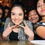 Sreemukhi Instagram - Thursday thrist! Early weekend! 🖤 @sushruth @jabardasth_avinash @kirthana_sunil @anuja_vakiti #sreemukhi #thursdayvibes #happy By The Bottle