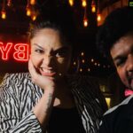 Sreemukhi Instagram - Thursday thrist! Early weekend! 🖤 @sushruth @jabardasth_avinash @kirthana_sunil @anuja_vakiti #sreemukhi #thursdayvibes #happy By The Bottle