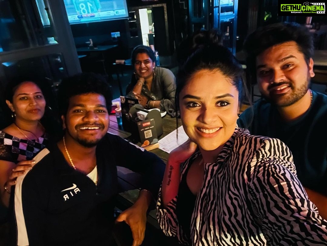 Sreemukhi Instagram - Thursday thrist! Early weekend! 🖤 @sushruth @jabardasth_avinash @kirthana_sunil @anuja_vakiti #sreemukhi #thursdayvibes #happy By The Bottle