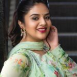 Sreemukhi Instagram – Comedy Stars ✨ 

Stylist @greeshma_krishna.k
Outfit @nikitamtiwari 
Earrings – @pretty.jewelbox 
PC @chinthuu_klicks 
Make up @nookesh.malla 
Hair @gopi_bridal_makeovers 

#sreemukhi #styledbygkk