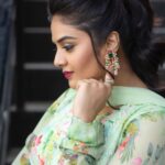 Sreemukhi Instagram – Comedy Stars ✨ 

Stylist @greeshma_krishna.k
Outfit @nikitamtiwari 
Earrings – @pretty.jewelbox 
PC @chinthuu_klicks 
Make up @nookesh.malla 
Hair @gopi_bridal_makeovers 

#sreemukhi #styledbygkk