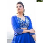 Sreemukhi Instagram - For Zee Kutumbam Awards! 🥰 Today at 6pm on @zeetelugu Styled by @impriyankasahajananda Outfit @akruthi_label Earrings @kushalsfashionjewellery PC @chinthuu_klicks Make up @nookesh.malla Hair @gopi_bridal_makeovers #sreemukhi #zka2021 #styledbypriyankasahajananda