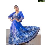Sreemukhi Instagram - For Zee Kutumbam Awards! 🥰 Today at 6pm on @zeetelugu Styled by @impriyankasahajananda Outfit @akruthi_label Earrings @kushalsfashionjewellery PC @chinthuu_klicks Make up @nookesh.malla Hair @gopi_bridal_makeovers #sreemukhi #zka2021 #styledbypriyankasahajananda