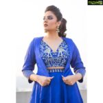 Sreemukhi Instagram - For Zee Kutumbam Awards! 🥰 Today at 6pm on @zeetelugu Styled by @impriyankasahajananda Outfit @akruthi_label Earrings @kushalsfashionjewellery PC @chinthuu_klicks Make up @nookesh.malla Hair @gopi_bridal_makeovers #sreemukhi #zka2021 #styledbypriyankasahajananda
