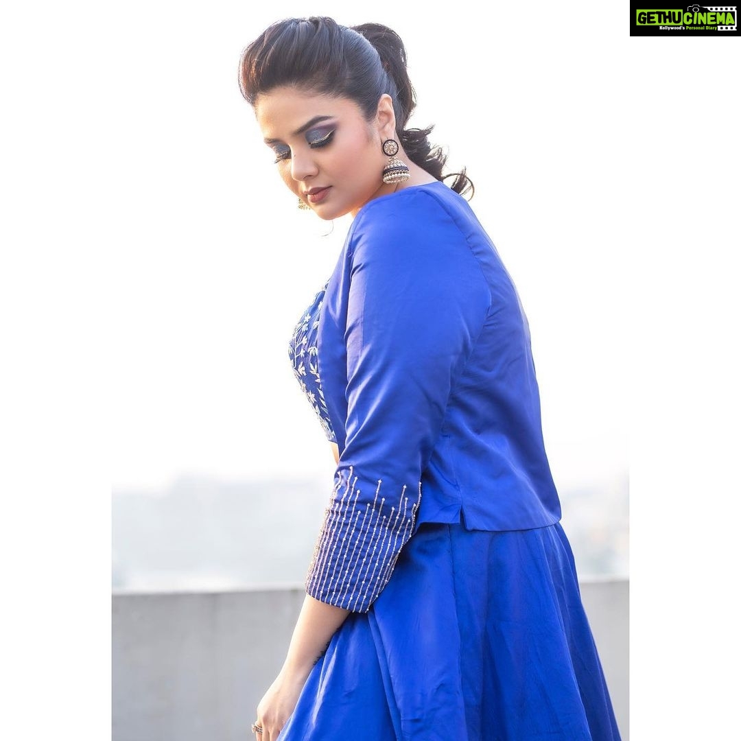 Sreemukhi Instagram - For Zee Kutumbam Awards! 🥰 Today at 6pm on @zeetelugu Styled by @impriyankasahajananda Outfit @akruthi_label Earrings @kushalsfashionjewellery PC @chinthuu_klicks Make up @nookesh.malla Hair @gopi_bridal_makeovers #sreemukhi #zka2021 #styledbypriyankasahajananda