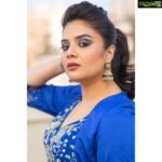 Sreemukhi Instagram - For Zee Kutumbam Awards! 🥰 Today at 6pm on @zeetelugu Styled by @impriyankasahajananda Outfit @akruthi_label Earrings @kushalsfashionjewellery PC @chinthuu_klicks Make up @nookesh.malla Hair @gopi_bridal_makeovers #sreemukhi #zka2021 #styledbypriyankasahajananda