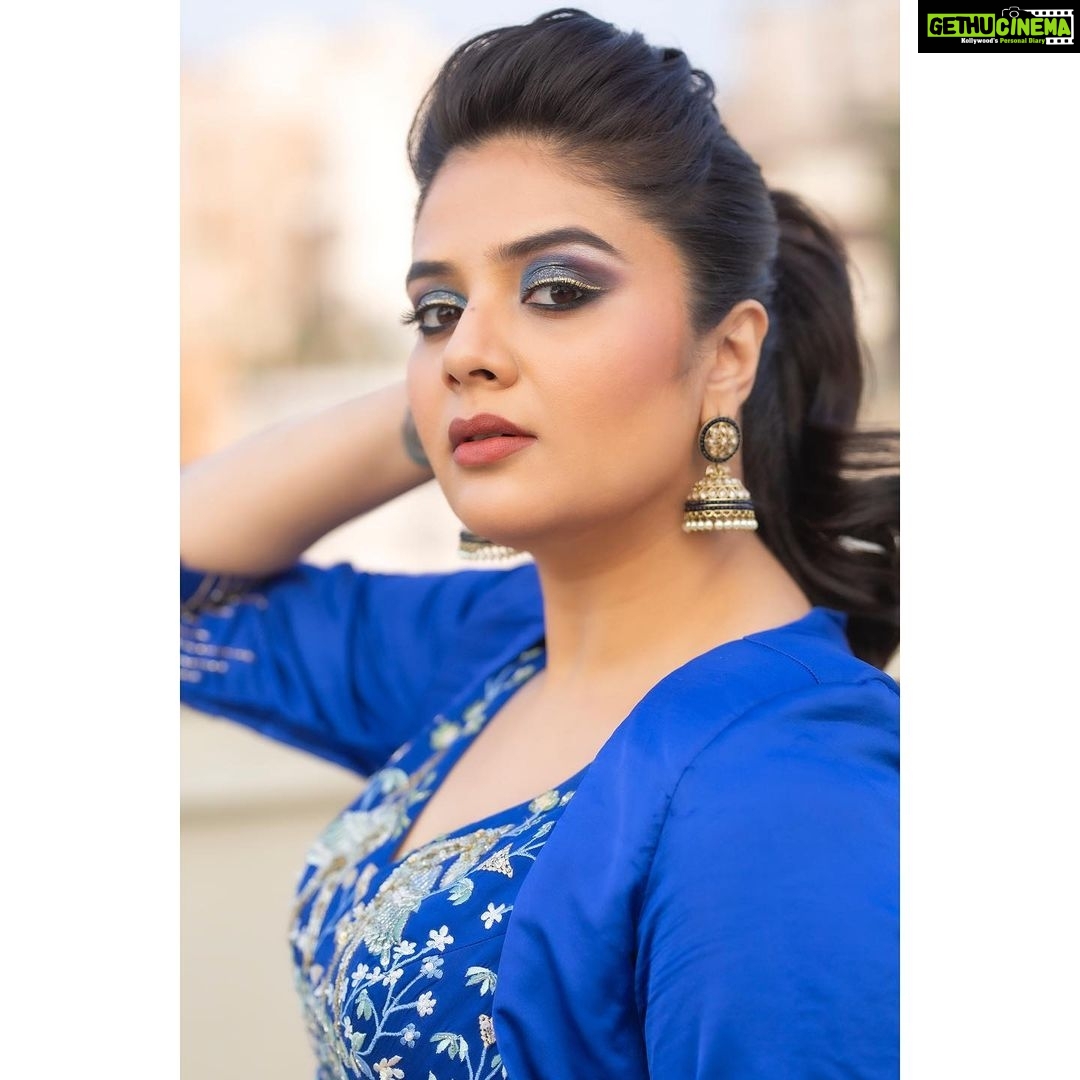 Sreemukhi Instagram - For Zee Kutumbam Awards! 🥰 Today at 6pm on @zeetelugu Styled by @impriyankasahajananda Outfit @akruthi_label Earrings @kushalsfashionjewellery PC @chinthuu_klicks Make up @nookesh.malla Hair @gopi_bridal_makeovers #sreemukhi #zka2021 #styledbypriyankasahajananda