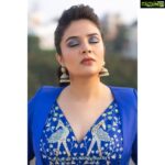 Sreemukhi Instagram – For Zee Kutumbam Awards! 🥰
Today at 6pm on @zeetelugu 

Styled by @impriyankasahajananda
Outfit @akruthi_label
Earrings @kushalsfashionjewellery 
PC @chinthuu_klicks 
Make up @nookesh.malla 
Hair @gopi_bridal_makeovers 
#sreemukhi #zka2021 
#styledbypriyankasahajananda