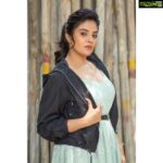 Sreemukhi Instagram - Comedy stars ✨ Styling @greeshma_krishna.k PC @chinthuu_klicks Make up @nookesh.malla Hair @gopi_bridal_makeovers #sreemukhi #comedystars