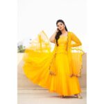 Sreemukhi Instagram – About today 💛☺️

Styled by @impriyankasahajananda 
Outfit @anithasagar.official 
@sagartenali 
Earrings @shubampearls 
PC @chinthuu_klicks 
Make up @nookesh.malla 
Hair @gopi_bridal_makeovers 

#sreemukhi #yellowlove
#styledbypriyankasahajananda