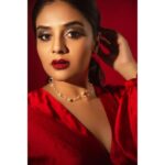 Sreemukhi Instagram - “ RED “ ❤️ Outfit @rekhas_couture Styling @kirthana_sunil PC @chinthuu_klicks Make up @nookesh.malla Hair - Shiva #sreemukhi #redhot #reddress #red