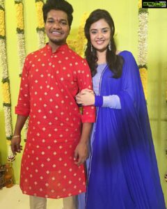 Sreemukhi Instagram - Maa Avinash pellikoduku ayene! 🥰🧿
PC @jabardasth_ajay 
Outfit @kowshiki_couture 🤩
#sreemukhi #mukkuavinash #wedding #mehendi