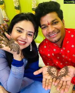 Sreemukhi Instagram - Maa Avinash pellikoduku ayene! 🥰🧿
PC @jabardasth_ajay 
Outfit @kowshiki_couture 🤩
#sreemukhi #mukkuavinash #wedding #mehendi