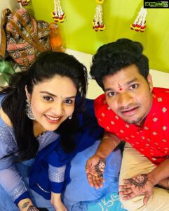 Sreemukhi Instagram - Maa Avinash pellikoduku ayene! 🥰🧿
PC @jabardasth_ajay 
Outfit @kowshiki_couture 🤩
#sreemukhi #mukkuavinash #wedding #mehendi