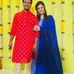 Sreemukhi Instagram - Maa Avinash pellikoduku ayene! 🥰🧿 PC @jabardasth_ajay Outfit @kowshiki_couture 🤩 #sreemukhi #mukkuavinash #wedding #mehendi