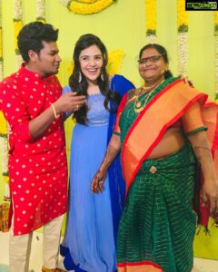 Sreemukhi Instagram - Maa Avinash pellikoduku ayene! 🥰🧿
PC @jabardasth_ajay 
Outfit @kowshiki_couture 🤩
#sreemukhi #mukkuavinash #wedding #mehendi