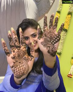 Sreemukhi Instagram - Maa Avinash pellikoduku ayene! 🥰🧿
PC @jabardasth_ajay 
Outfit @kowshiki_couture 🤩
#sreemukhi #mukkuavinash #wedding #mehendi