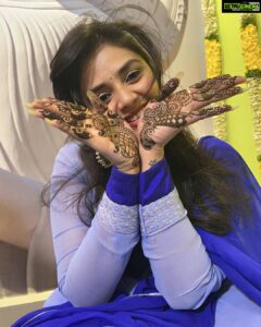 Sreemukhi Instagram - Maa Avinash pellikoduku ayene! 🥰🧿
PC @jabardasth_ajay 
Outfit @kowshiki_couture 🤩
#sreemukhi #mukkuavinash #wedding #mehendi