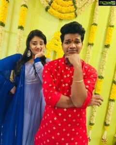 Sreemukhi Instagram - Maa Avinash pellikoduku ayene! 🥰🧿 PC @jabardasth_ajay Outfit @kowshiki_couture 🤩 #sreemukhi #mukkuavinash #wedding #mehendi