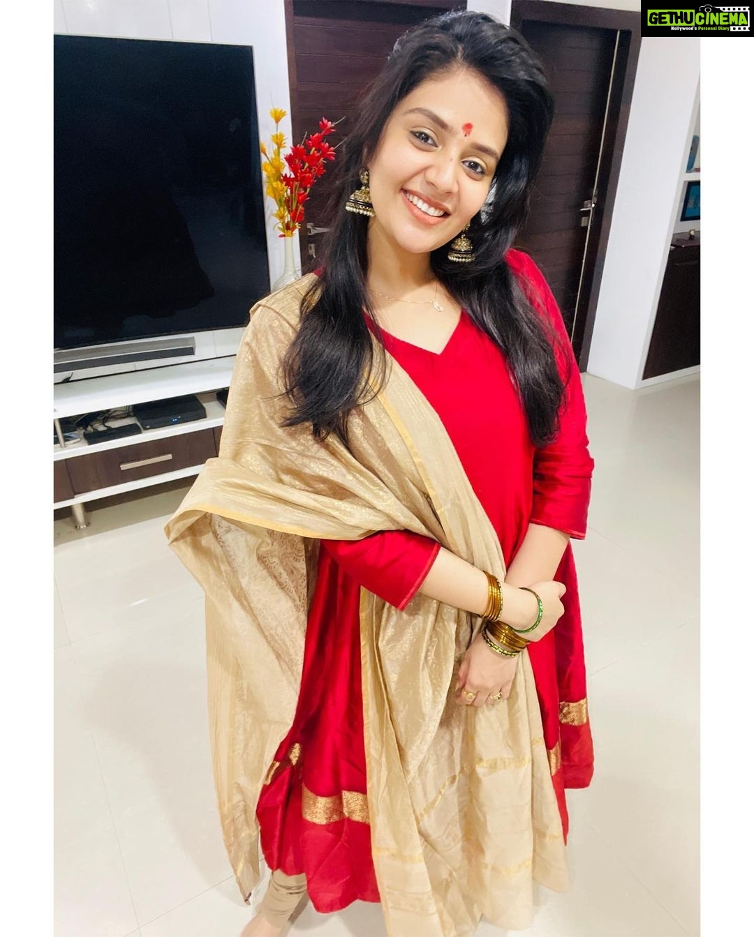 Sreemukhi Instagram - Dussehra 2021 🥰❤️🧿 #sreemukhi #family #love #happiness