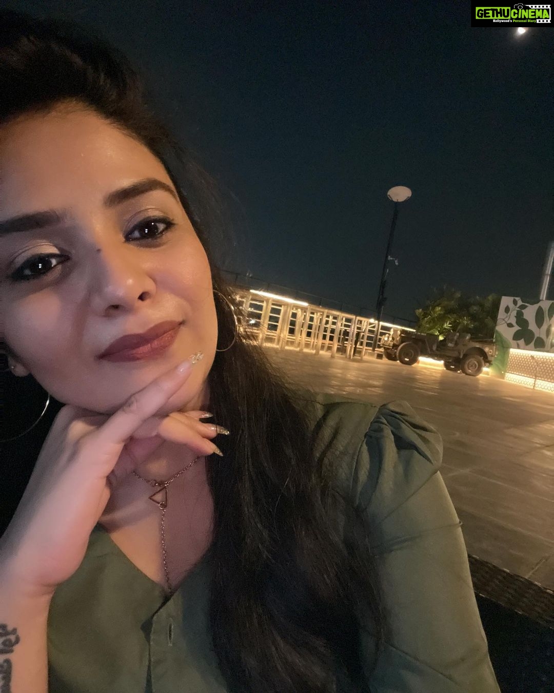 Sreemukhi Instagram - Wondering Wednesday ❤️ PC @kirthana_sunil ❤️ #sreemukhi #wednesdayvibes #sreemukhi #wednesdaywellspent #love #happy HyLife Brewing Company