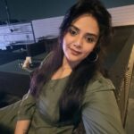 Sreemukhi Instagram - Wondering Wednesday ❤️ PC @kirthana_sunil ❤️ #sreemukhi #wednesdayvibes #sreemukhi #wednesdaywellspent #love #happy HyLife Brewing Company
