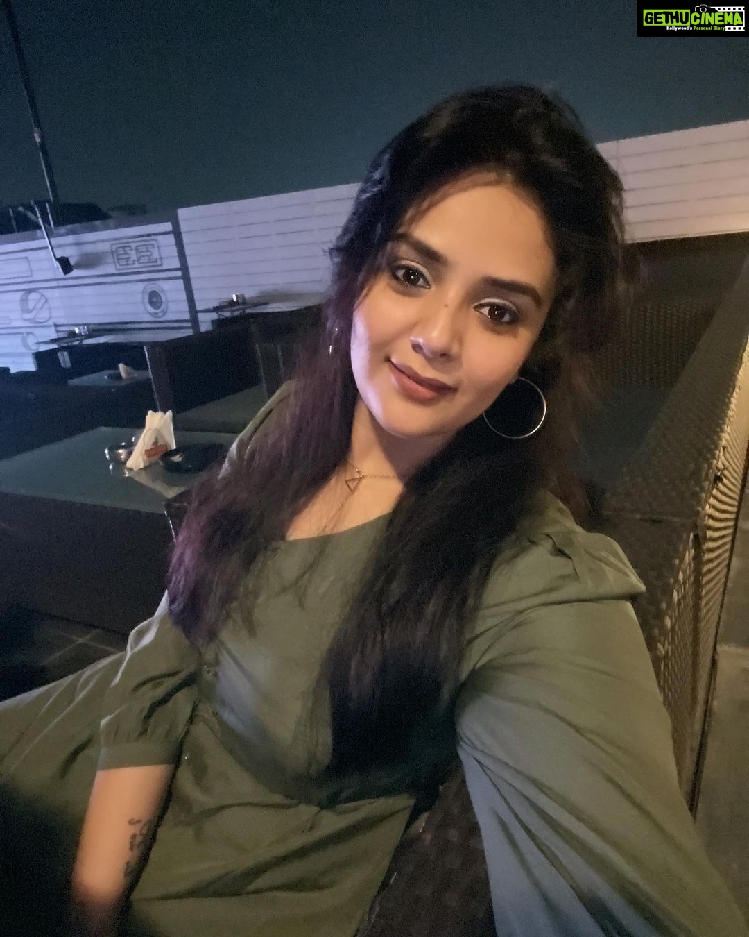 Sreemukhi Instagram - Wondering Wednesday ❤️ PC @kirthana_sunil ❤️ #sreemukhi #wednesdayvibes #sreemukhi #wednesdaywellspent #love #happy HyLife Brewing Company