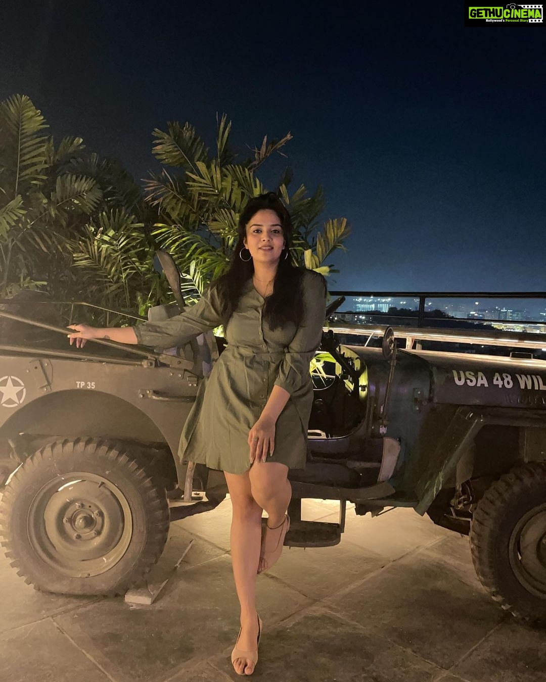 Sreemukhi Instagram - Wondering Wednesday ❤️ PC @kirthana_sunil ❤️ #sreemukhi #wednesdayvibes #sreemukhi #wednesdaywellspent #love #happy HyLife Brewing Company
